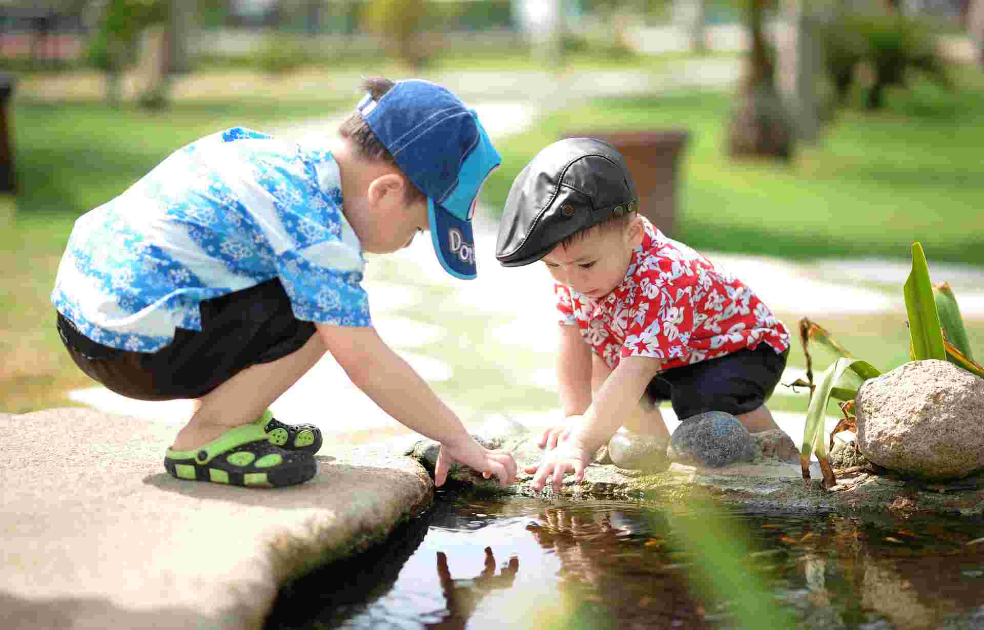 水辺で遊ぶ子どもたち