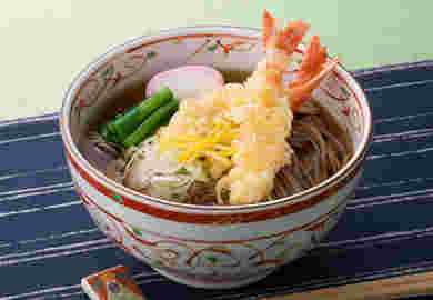 食卓に出された天ぷらそばの画像