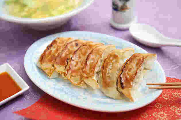 皿の上の焼き餃子と添えられた箸