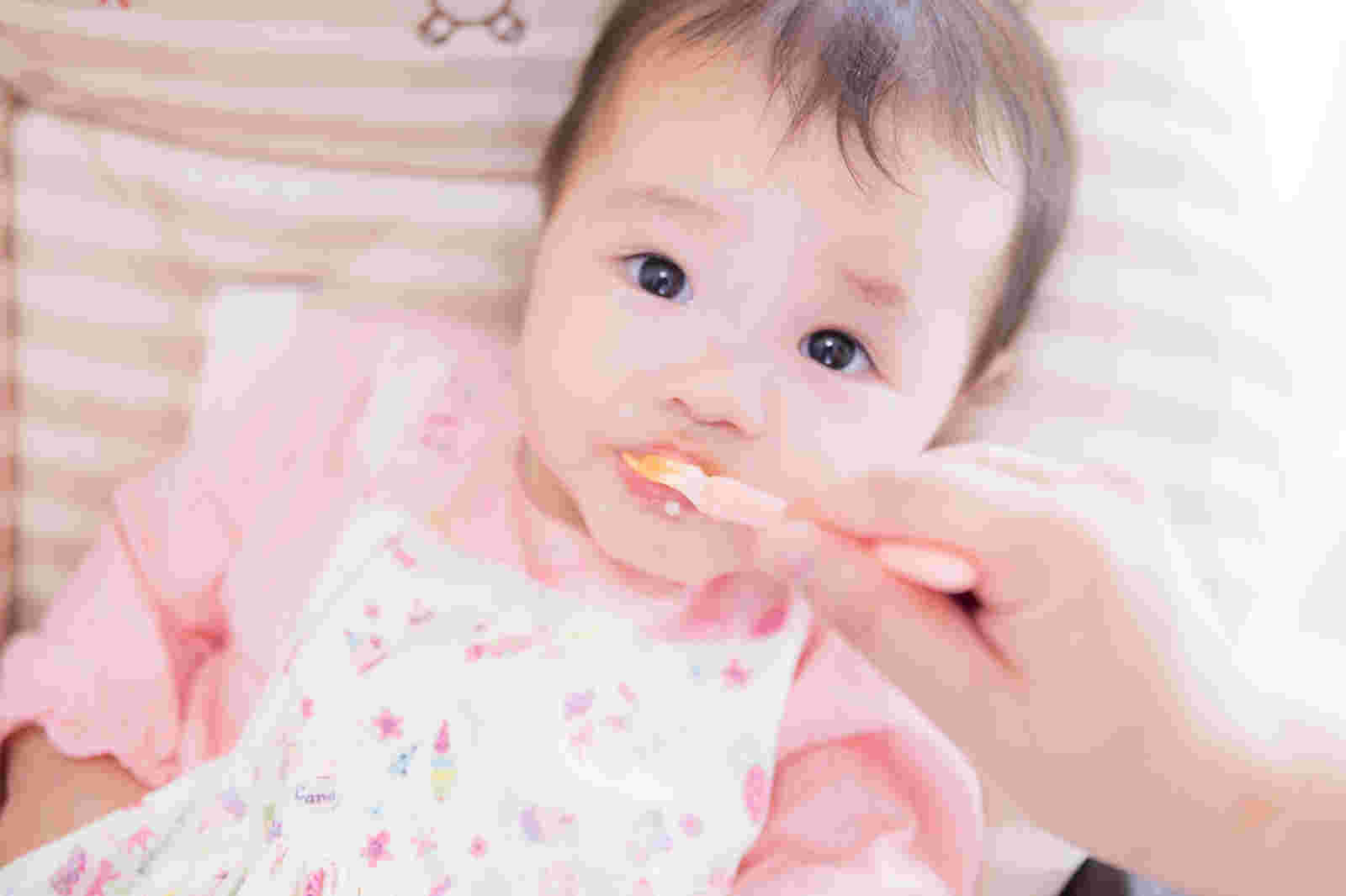 離乳食を食べてる赤ちゃん