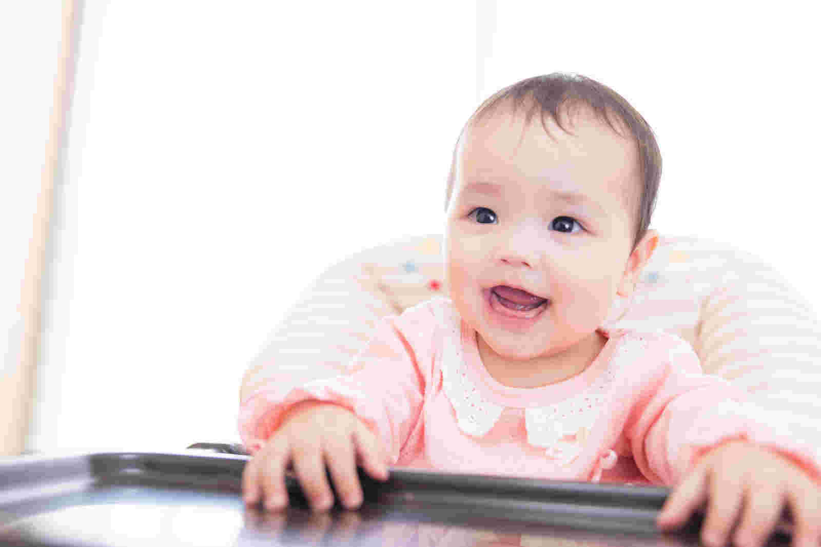 ご飯を楽しみにする赤ちゃん