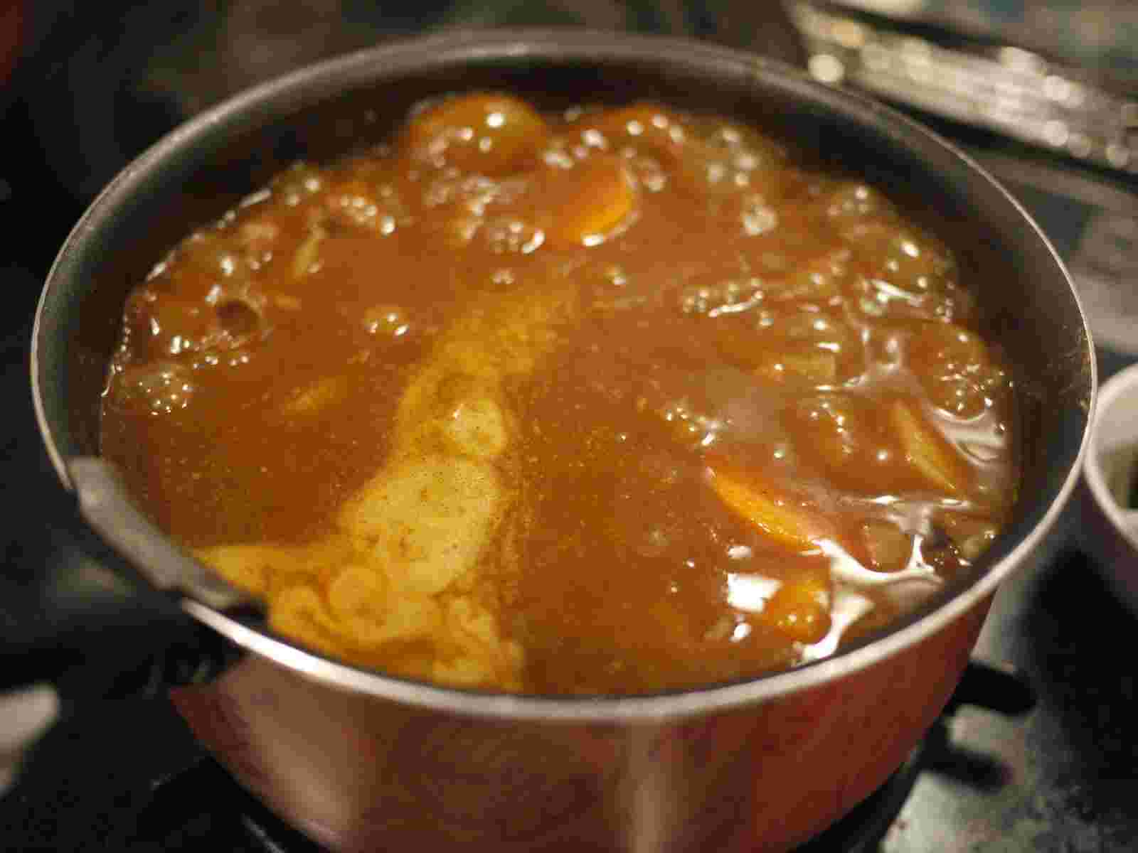 ぐつぐつとカレーを煮込んでいるところ