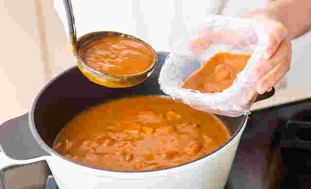 カレーをタッパーに移しているところ
