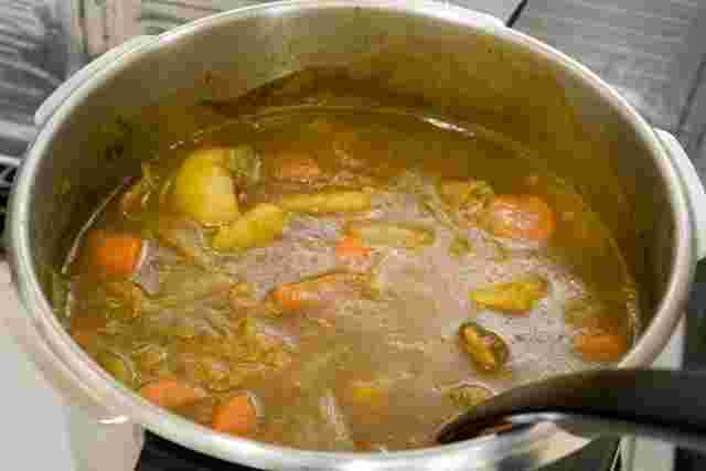鍋の中にカレーが入っている様子