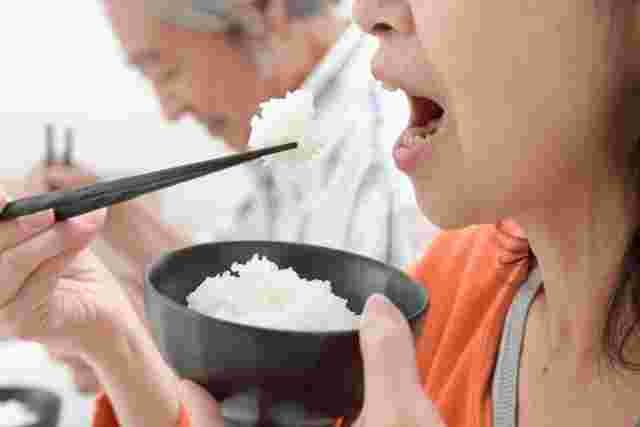白米を食べようとしている女性