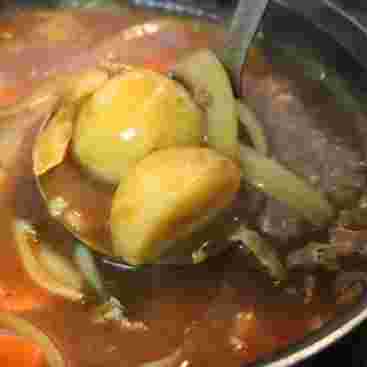カレーに入ったジャガイモのアップ