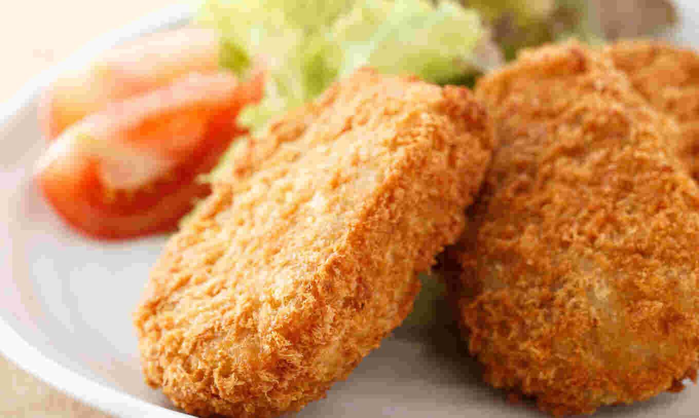 野菜とともに皿に盛り付けられたコロッケ