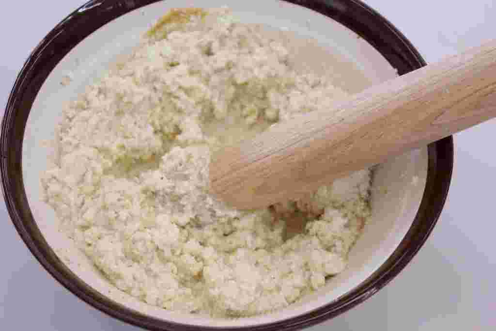 豆腐をすりつぶしている様子
