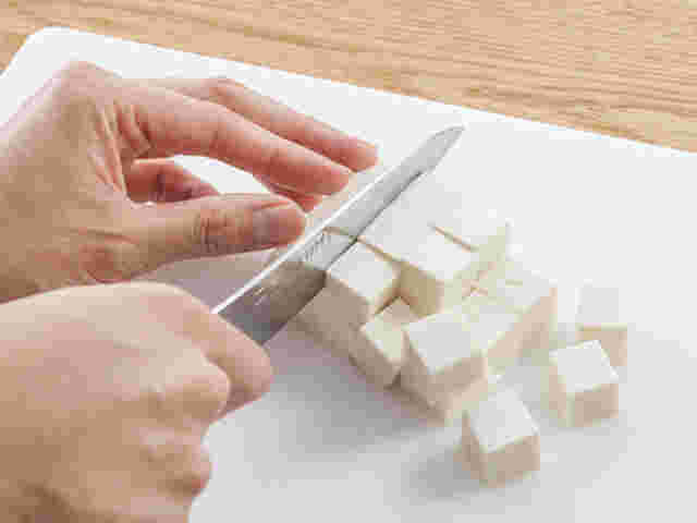豆腐を切っている様子