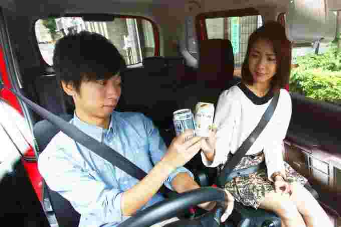 ノンアルコールビールを車内で飲むカップル