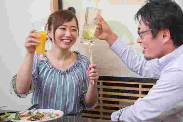 乾杯する男女