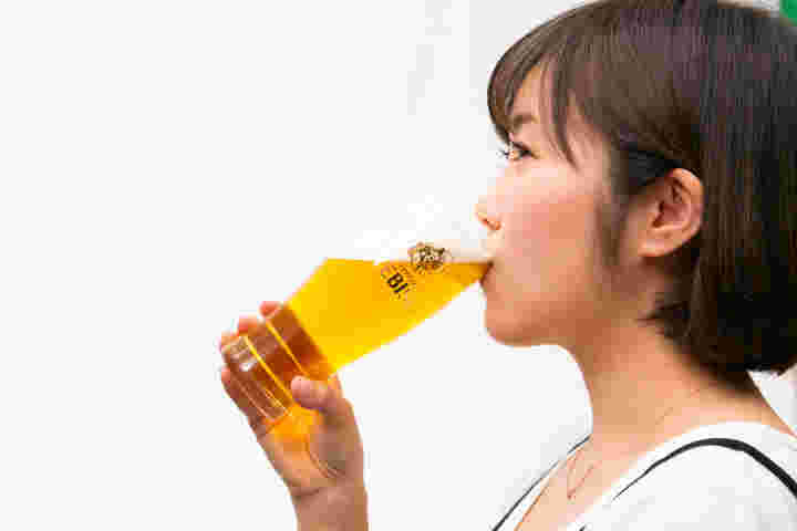 ビールを飲む女性