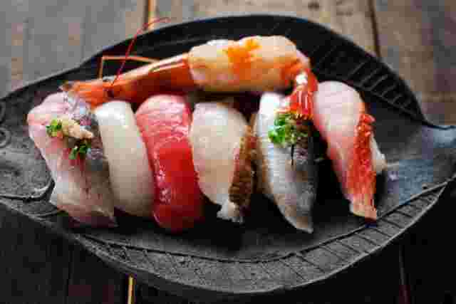 魚のお皿に乗ったお寿司