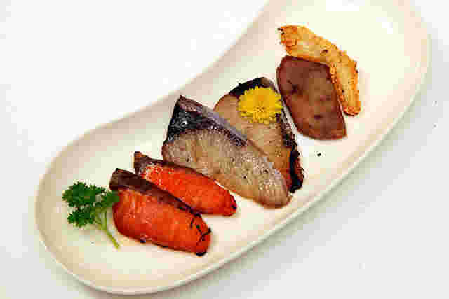 白いお皿に盛られた焼いた刺身