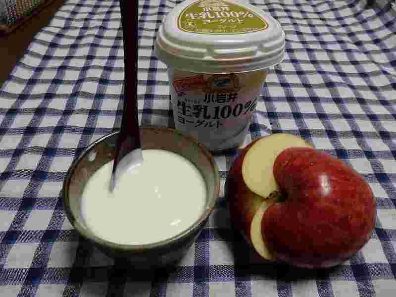 夜に食べるヨーグルトとりんご
