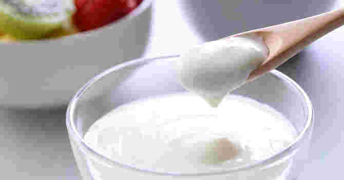 ヨーグルトをスプーンですくっている様子
