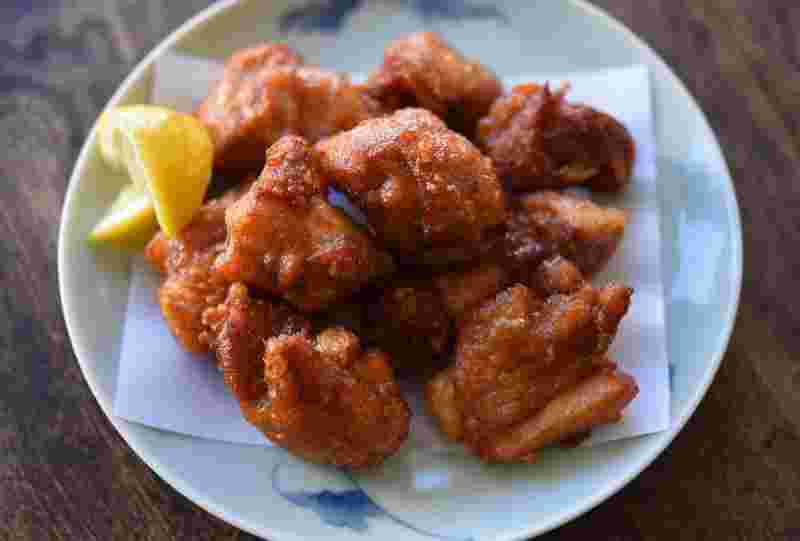 レモンが添えられた唐揚げ