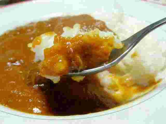 カレーライスを一口スプーンですくっている様子