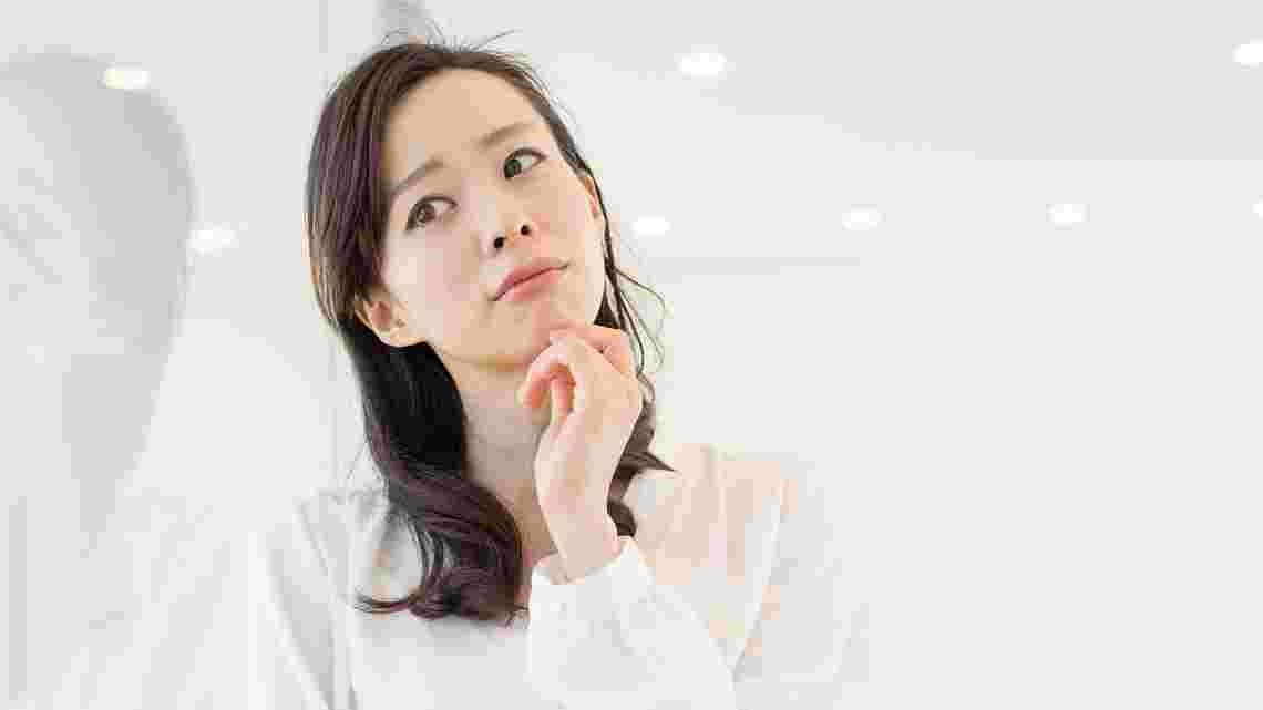 心配に顔をゆがませる女性