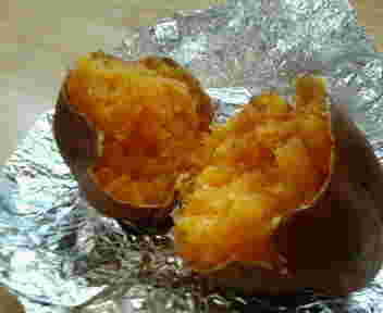 アルミホイルで包んだ焼き芋