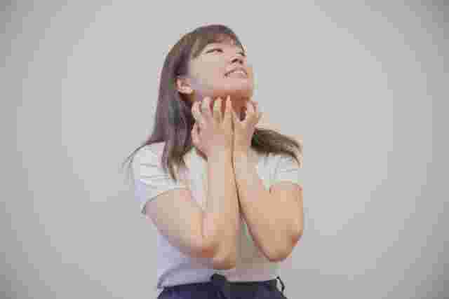 首元をかいている女性
