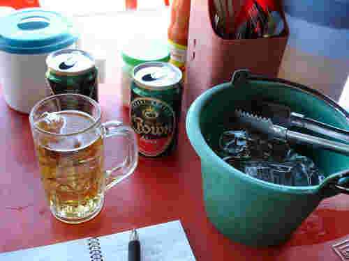 テーブルの上に氷入りのビールと氷が入った容器が置かれている様子