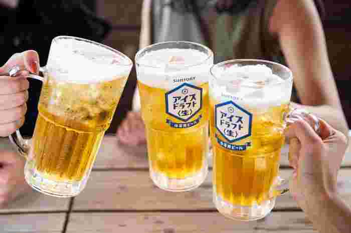 氷入りのビールで3人の女性が乾杯している様子