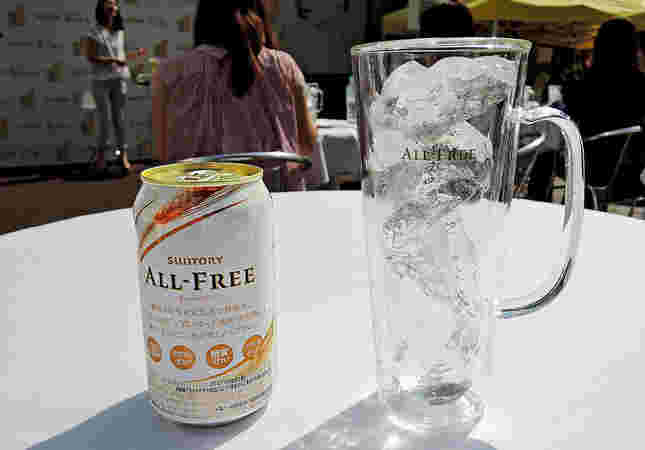 テーブルの上に置かれた缶ビールと氷入りのジョッキ