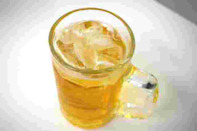 氷入りのビールが入ったジョッキ