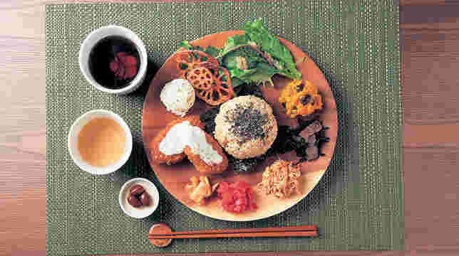玄米中心の和食が乗ったプレート