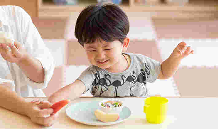 リンゴを嫌がる子供