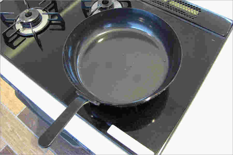 コンロの上のフライパン