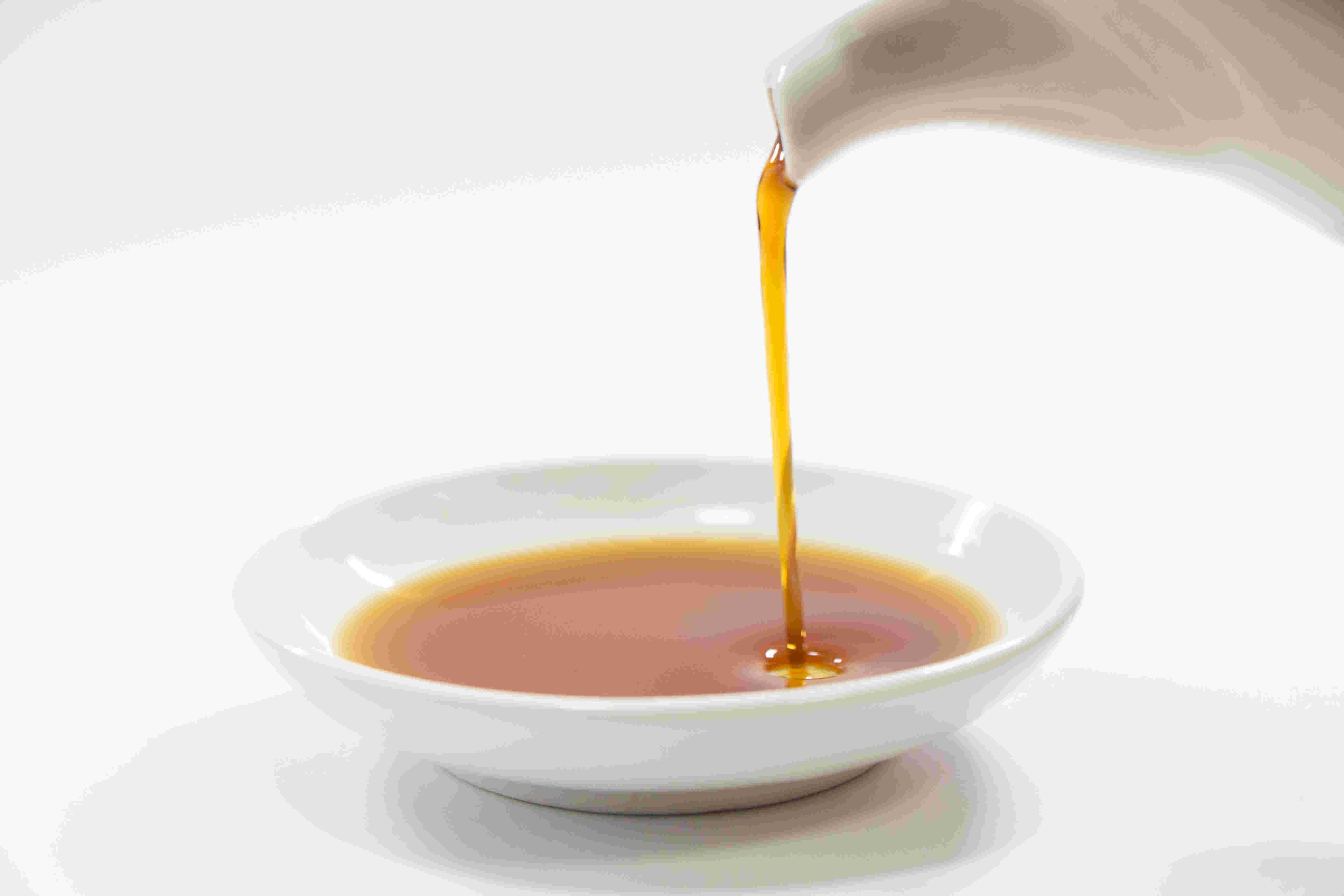 醤油を刺身皿に注いでいる