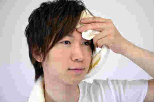汗をタオルで吹く男性