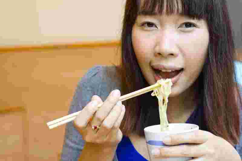 そうめんを食べる女性
