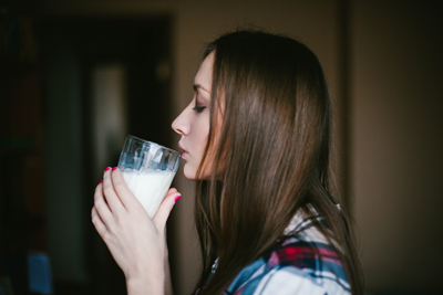 豆乳を飲んでいる様子
