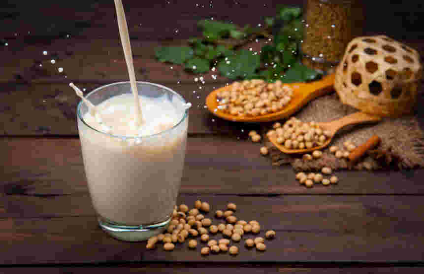 豆乳をコップに注いでいる様子