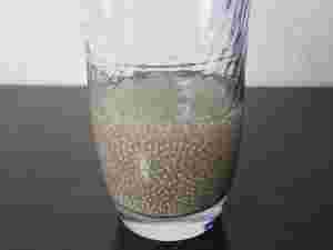 チアシードを水で戻している様子