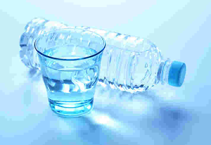 ペットボトルとグラスに水が入っている模様。