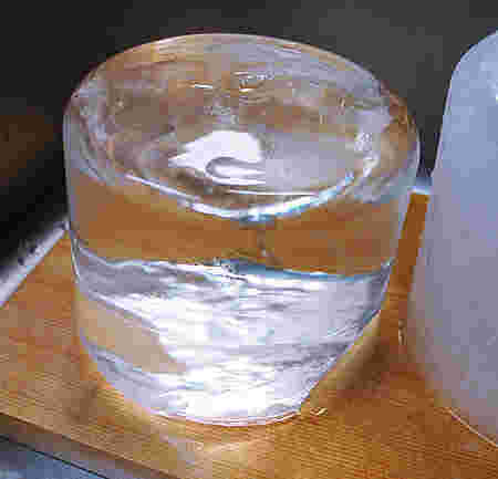 大きな円柱の氷が置いてある様子。