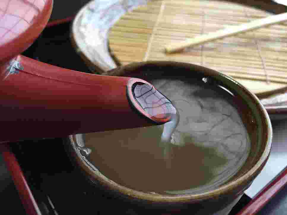 そばつゆを蕎麦湯で割っている様子
