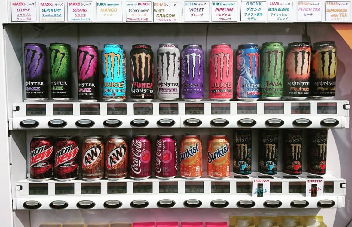 自動販売機に並ぶドリンク