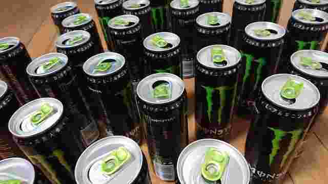 大量のモンスターエナジーの空き缶
