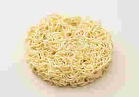 熱風で乾燥された油で揚げていないノンフライ麺