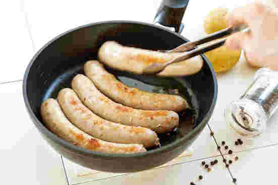 フライパンで焼き目をつけた生ソーセージ