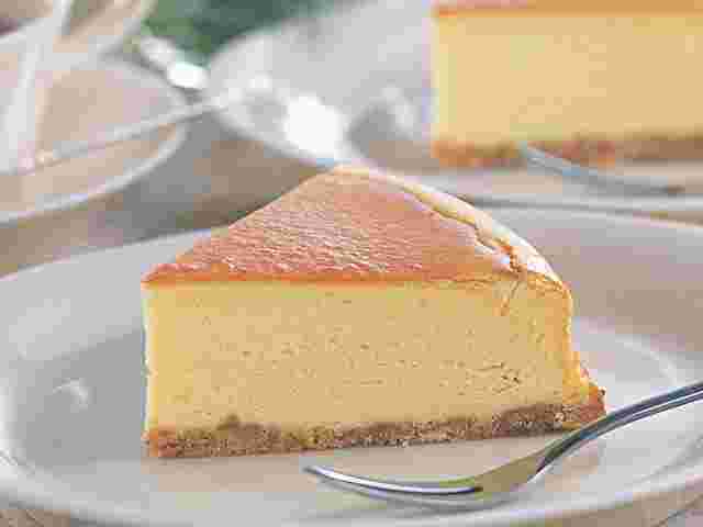冷蔵庫で自然解凍するチーズケーキ