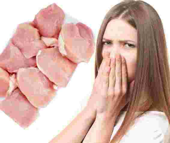 鶏肉と女性が鼻に手を当てて顔をしかめ臭そうにしている様子