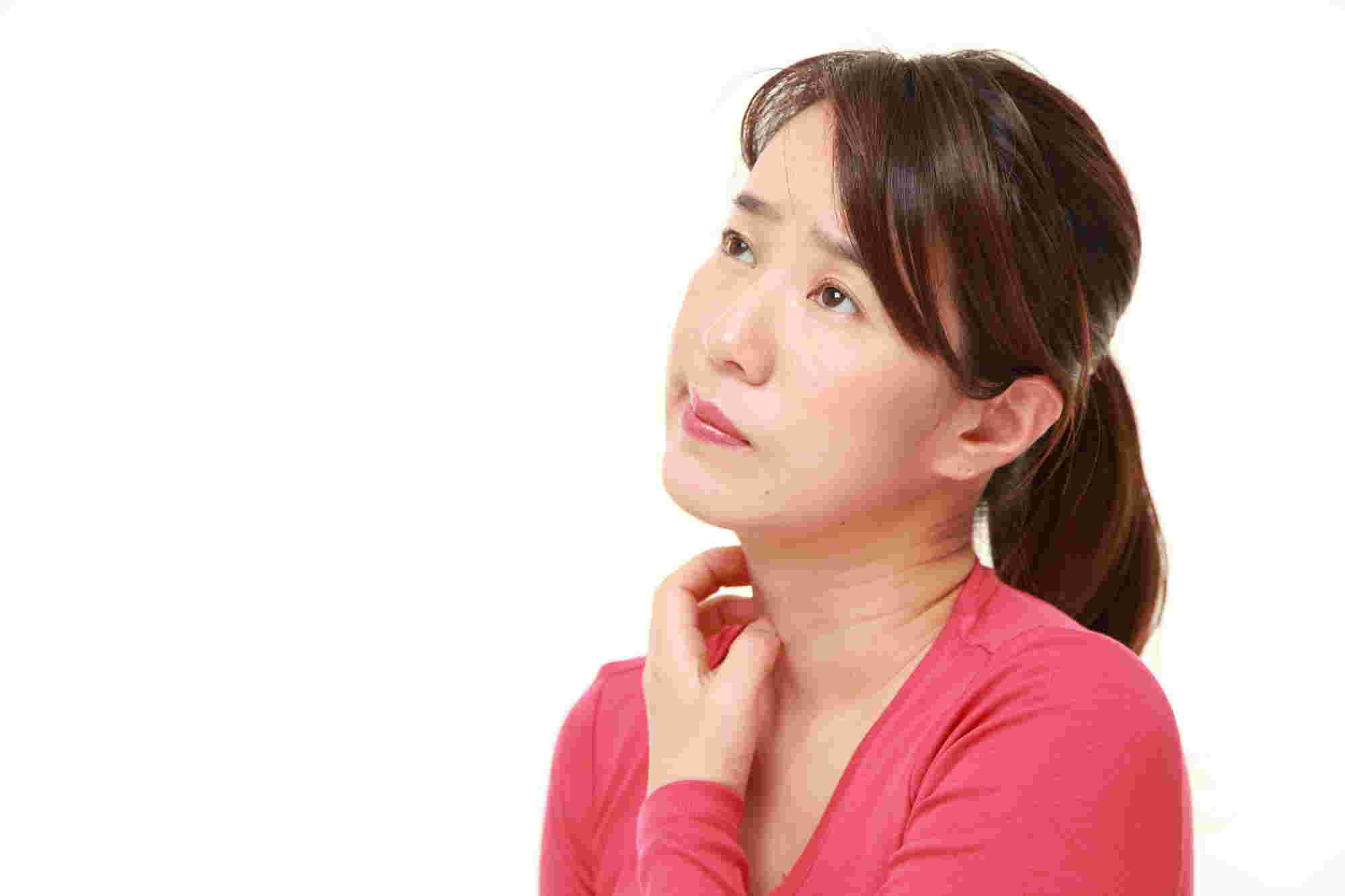首をかく女性