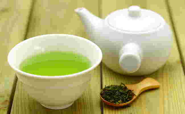 緑茶の茶葉と急須と注いだお茶