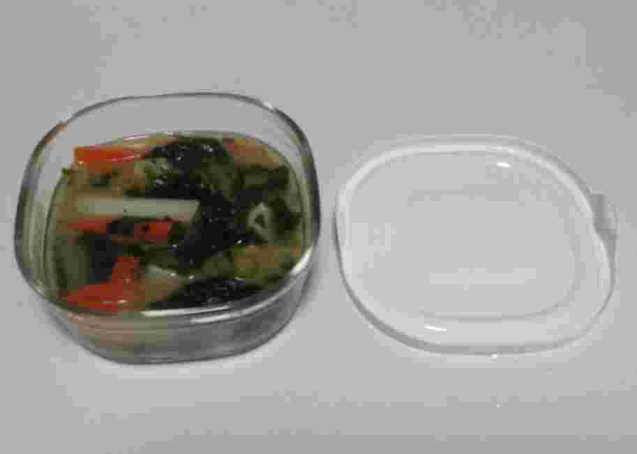 味噌汁を保存容器に入れる